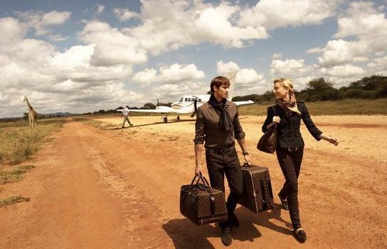 坐在塞拉伊客栈的帐篷外,看着夕阳西下