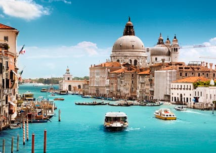 意大利美妙的风景 吸引了很多徒步的旅游爱好者