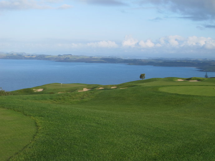 到新西兰旅游 在悬崖边欣赏美景 贝壳杉悬崖高尔夫球场是首选