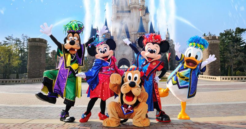 因为日本这个国家也可以称之为一个岛国，所以，可以有多种方法到达日本这个国家，去日本旅游可以通过空中客车飞机，也可以通过邮轮来到达。不过因为现在人的时间观念都非常的重，而坐飞机去日本这个国家旅游的话会节省很多的时间，所以，很少有人会选择坐游轮去日本旅游。不过一些专门为旅行而去日本这个国家的人可能会选择一些独特的方式到达日本这个国家，这些人基本上都有充足的时间。